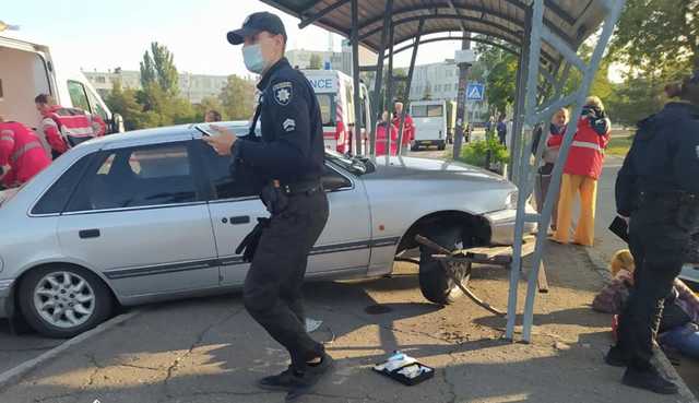 В Донецкой области легковушка въехала в остановку общественного транспорта, есть раненые