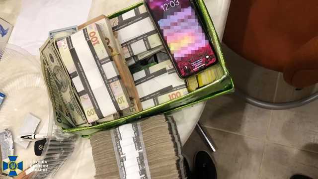 СБУ нашла у коррупционеров из "Укрзалізниці" пачки денег в холодильнике