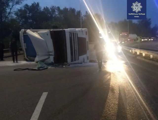 В Киеве фура перевернулась после ДТП и блокировала дорогу