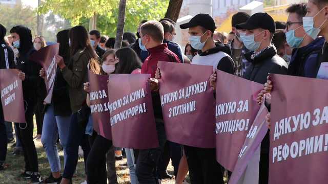 Жителі Дніпра подякували Порошенко за Крим, Донбас та Свинарчуків