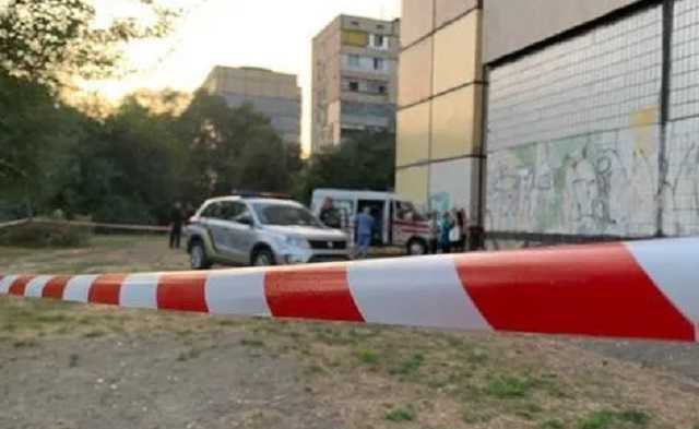 В Кривом Роге 13-летняя девочка разбилась при падении из окна высотки