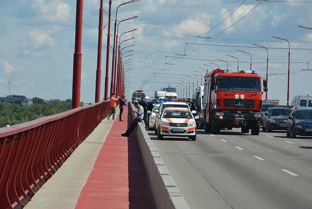 В Днепре подросток после ссоры с девушкой прыгнул с Центрального моста