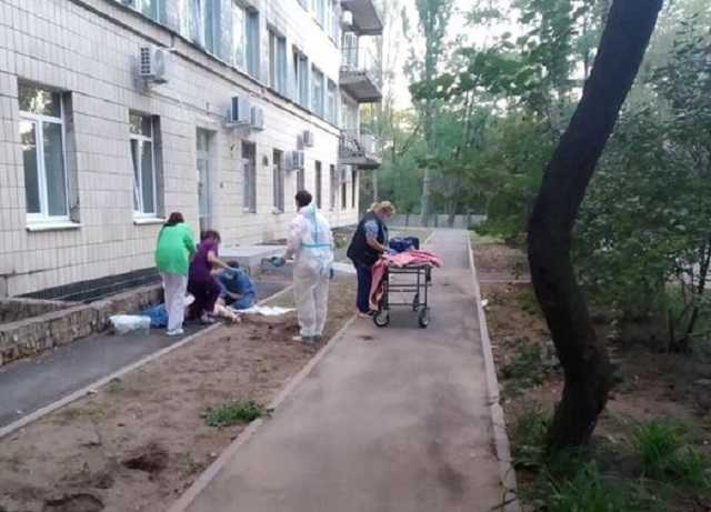 Другий день поспіль з вікна столичної лікарні, де лікують COVID-19, вистрибують люди