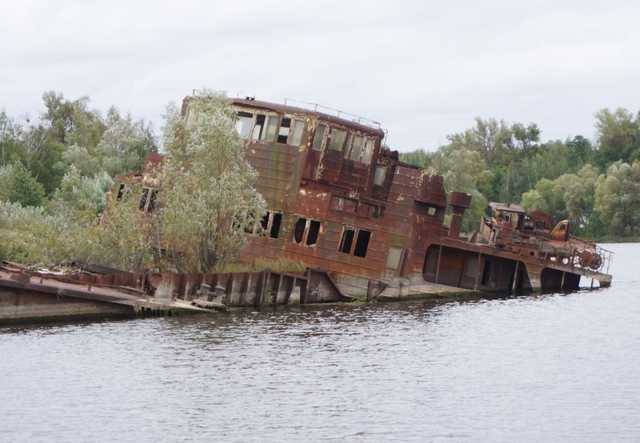 Як сьогодні виглядяє “кладовище” барж і занедбаних кораблів в місті Чорнобиль