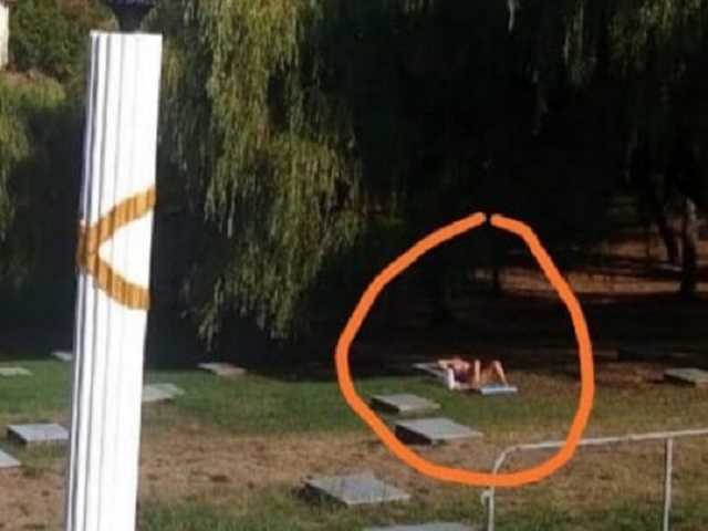 В России туристка решила позагорать на могиле советского воина