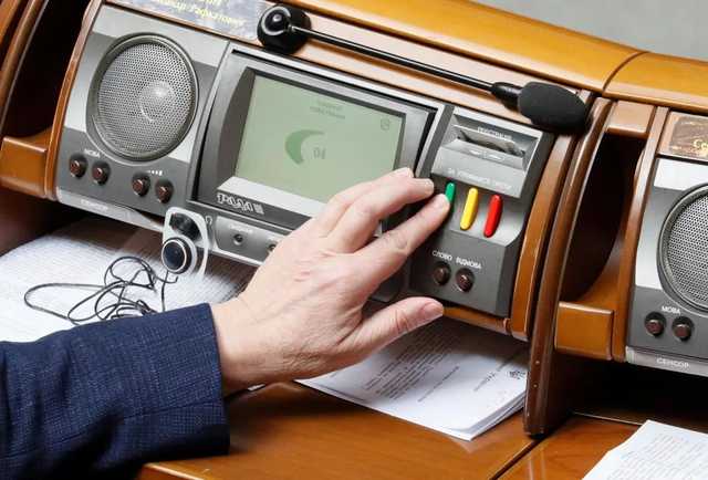 Нардепы предлагают запретить чиновникам любые контакты с Россией