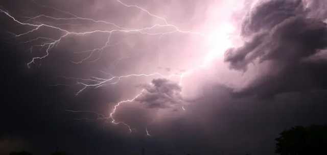 Синоптики назвали области Украины, которые в четверг накроют дожди с грозами