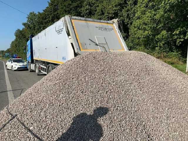 На Львовщине водитель высыпал щебень на трассу, чтобы избежать весового контроля