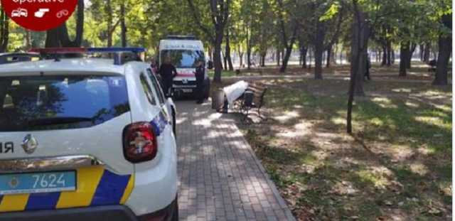 В киевском парке на скамейке «сидел» труп