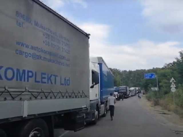 Сотни автомобилей застряли на границе со Словакий и Венгрией: в Госпогранслужбе назвали причину