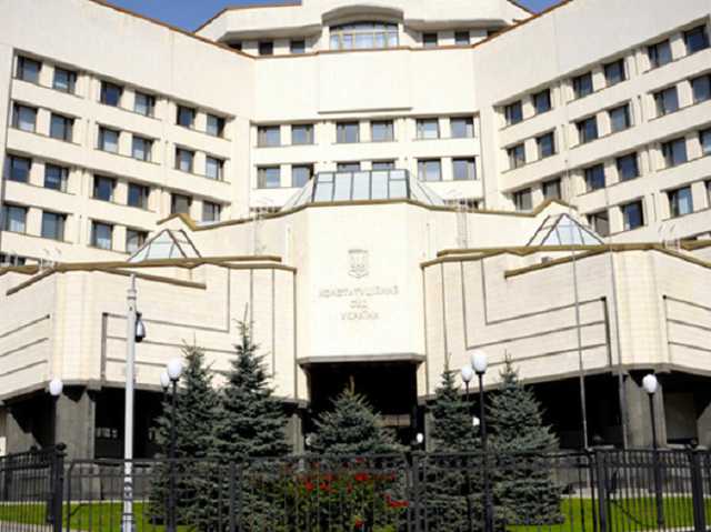 Верховный суд решил спросить у Конституционного, можно ли судить Зеленского