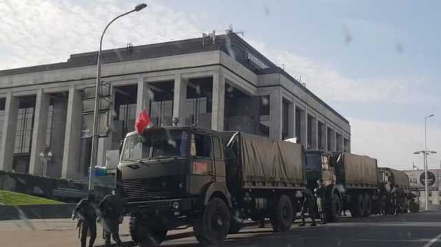 В центр Минска стягивают военную технику и бойцов ОМОНа