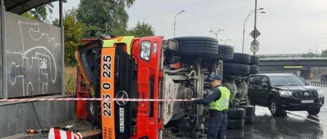 В Киеве перевернулся грузовик с черноземом, водитель погиб