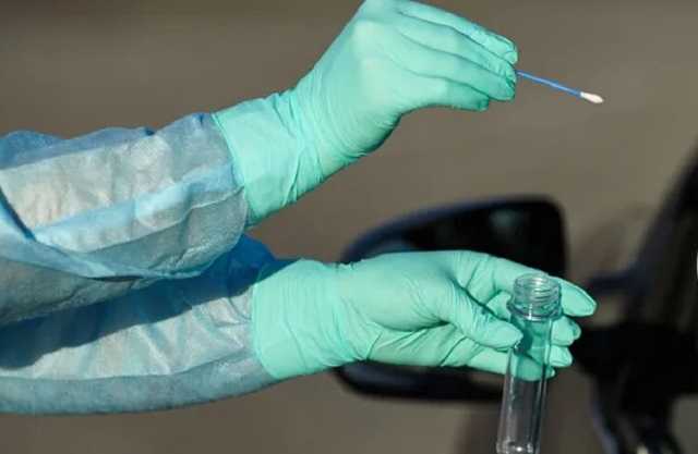 В России сотни людей столпились в очереди за тестом на коронавирус