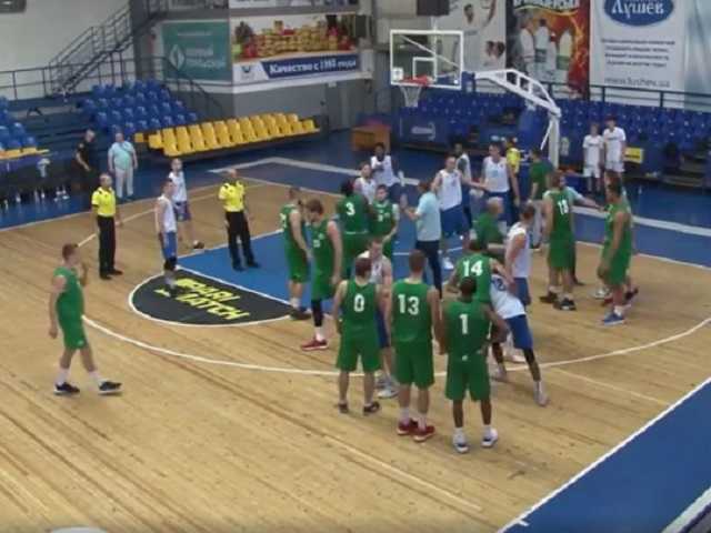 Стенка на стенку: в баскетбольном матче в Украине устроили кулачный бой