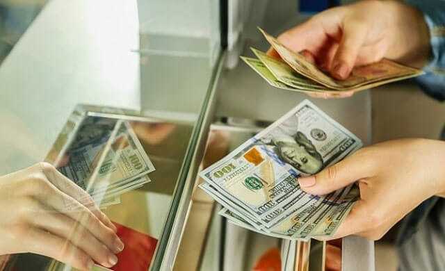 Пора избавляться от гривны и покупать доллары — экономисты