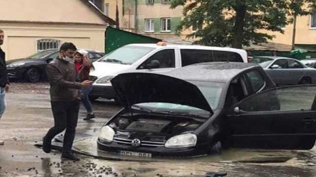 Во Львове автомобиль прямо на ходу провалился под асфальт