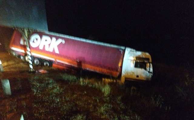 В Николаеве фура слетела с моста в реку