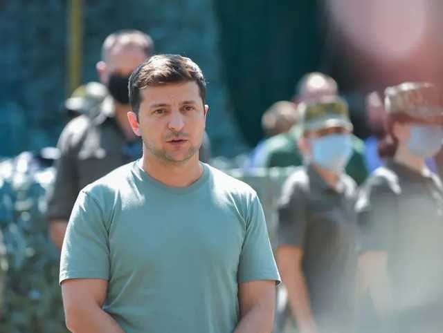 Зеленский не стал связывать пожары в Луганской области с обстрелами