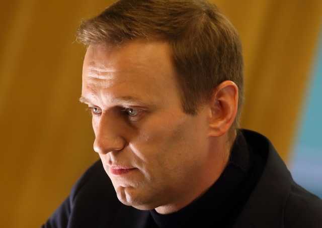 Навальный собирается судиться с Песковым