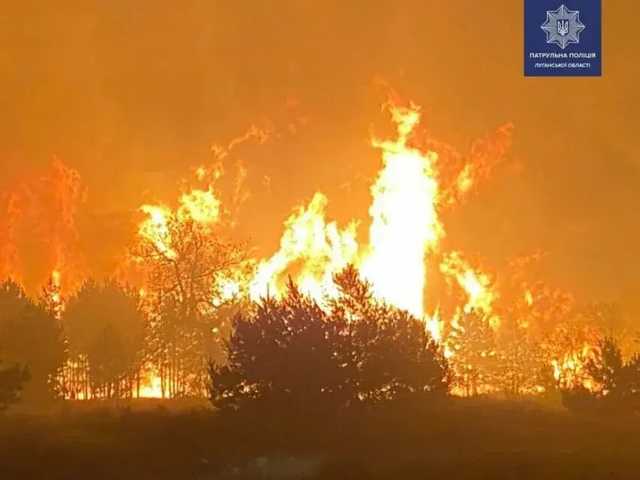 Патрульные показали, как всю ночь вывозили из эпицентра пожара жителей Луганщины