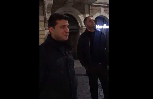 В Черновцах Зеленский послушал уличного музыканта и дал ему денег