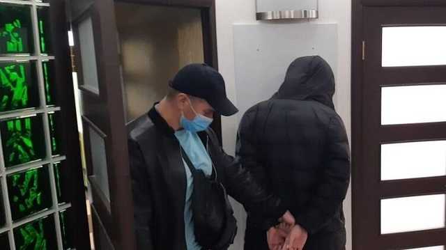 В Киеве взяли штурмом квартиру виртуального мошенника, который выстрелил в полицейского