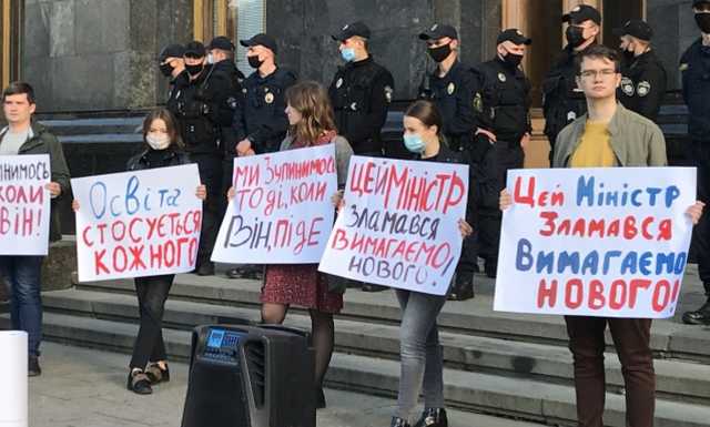 Під Офіс президента принесли гарбузи для Шкарлета. Протестувальники вимагають його відставки