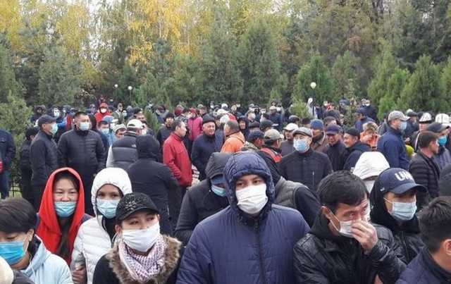 В Киргизии отключили банкоматы из-за угрозы мародерства