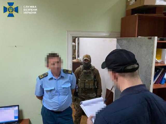Сотрудники таможни вымогали взятки за растаможку «евроблях»: 400 тысяч долларов в месяц