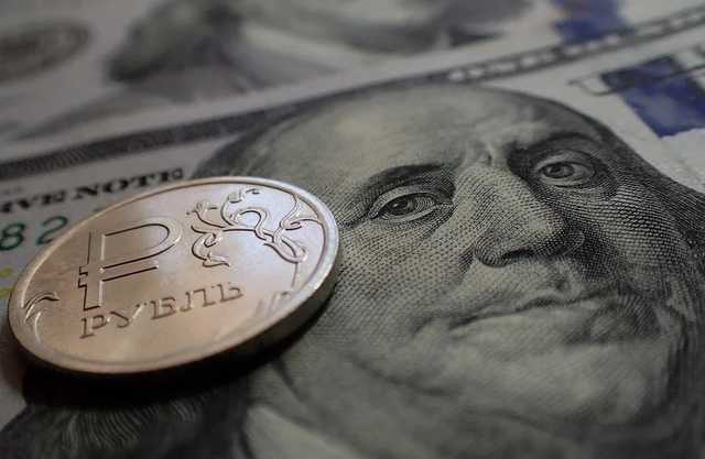 Иностранцы сбросили на Мосбирже 900 млрд рублей