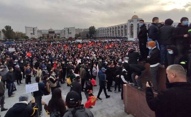 В центре Бишкека начались столкновения между участниками двух митингов