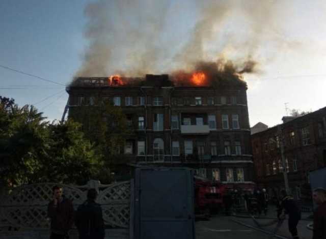 У Харкові горів чотирьохповерховий будинок, одна людина загинула