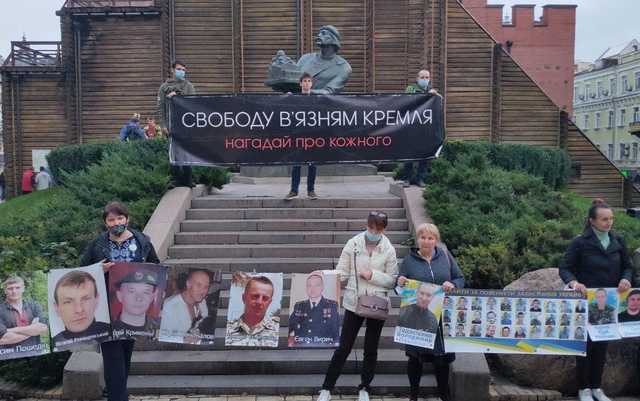 «Нагадай про кожного»: у Києві відбувається акція на підтримку в’язнів Кремля