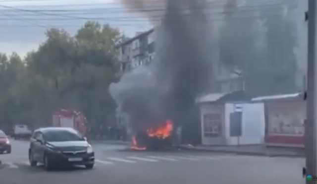 В Хабаровске посреди улицы взорвался фургон: момент попал на видео