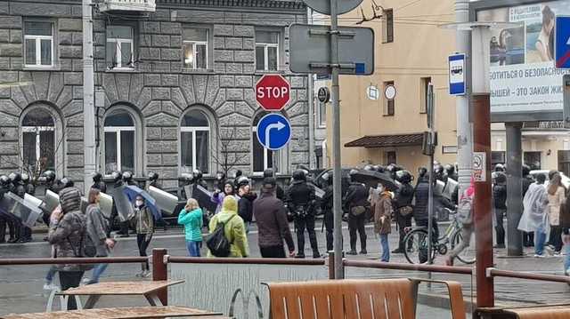 В Минске начались столкновения с протестующими, силовики применяют светошумовые гранаты