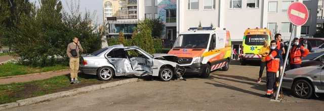 У Києві сталася потрійна ДТП за участю “швидкої”: є постраждалі