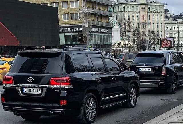 В Москве засняли кортеж эффектных авто на украинских номерах