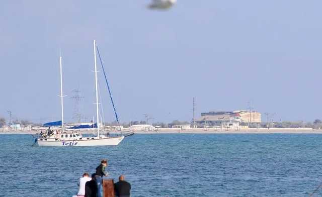 Из Крыма начали уезжать местные жители из-за массовых проблем