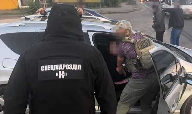 СБУ разоблачила банду, продававшую оружие и взрывчатку: задержаны военный ВСУ и доброволец