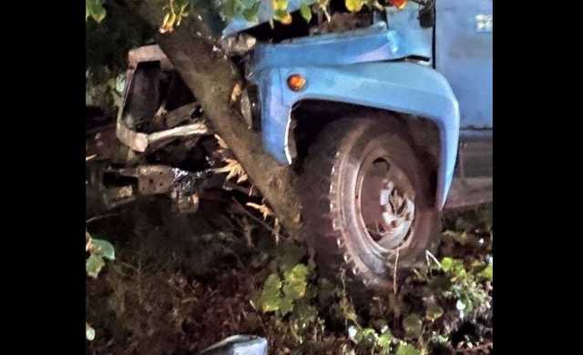 В Киеве у грузовика отказали тормоза: водитель направил авто в дерево