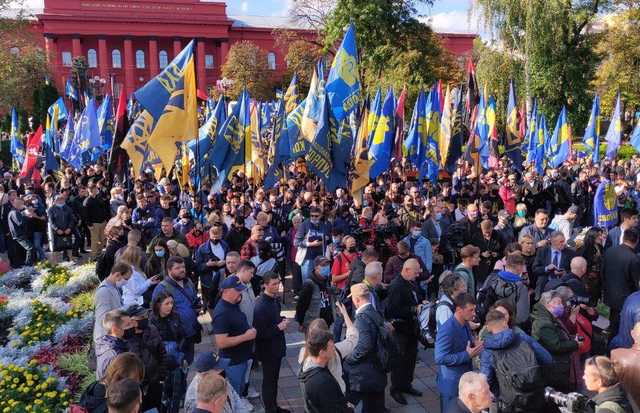 В центре Киева начался массовый митинг ко Дню защитника Украины