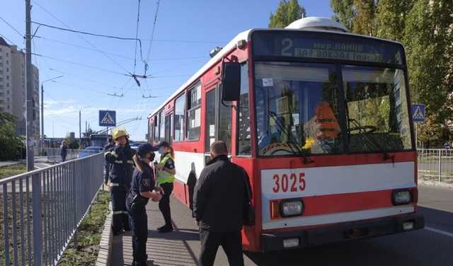 В Николаеве троллейбус сбил пешехода на переходе: пострадавшего извлекали спасатели