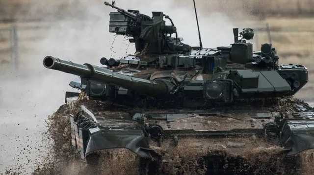 Российские танки засекли возле жилого района на Луганщине