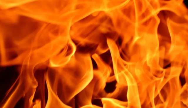 В Киеве посреди дороги дотла сгорел автомобиль