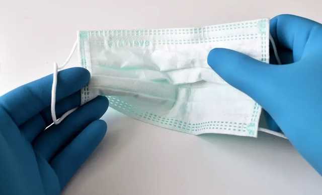 Минздрав пояснил, как правильно утилизировать использованные маски и перчатки