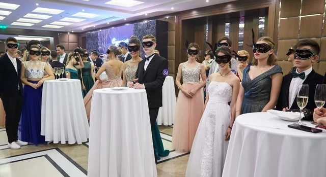 В "красном" Харькове устроили бал без масок для студентов из 9 вузов