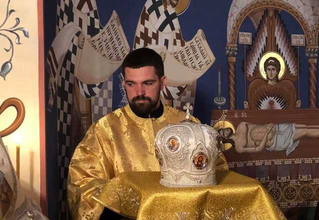 В соцсетях опубликовали фото замглавы ОП Трофимова, прислуживающего на литургии УПЦ МП