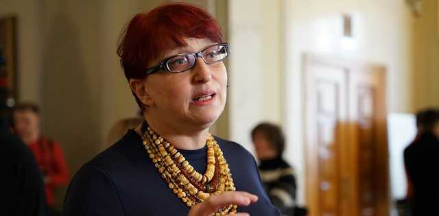 Скандальную Третьякову поймали на странном занятии во время выступления Зеленского