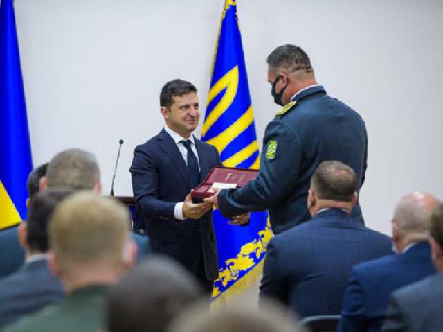 Помог остановить российских диверсантов: Зеленский удостоил пограничника Атрашкевича звания Героя Украины